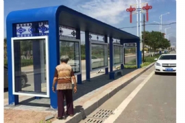 小小候車(chē)亭美化環(huán)境同時(shí)方便乘客的雙重功能